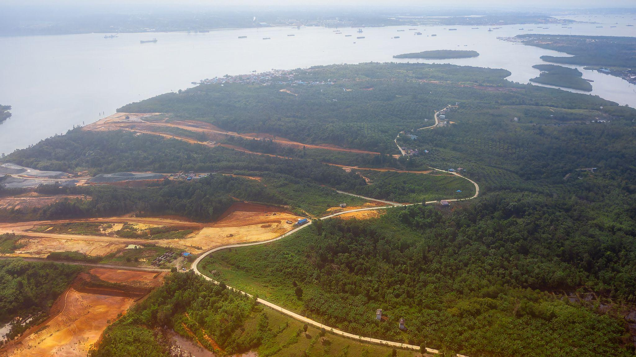 Tangkapan dari udara menunjukkan satu-satunya jalan darat yang menghubungkan pesisir Pantai Lango dengan daerah-daerah sekitarnya. (Foto: S. Satria)